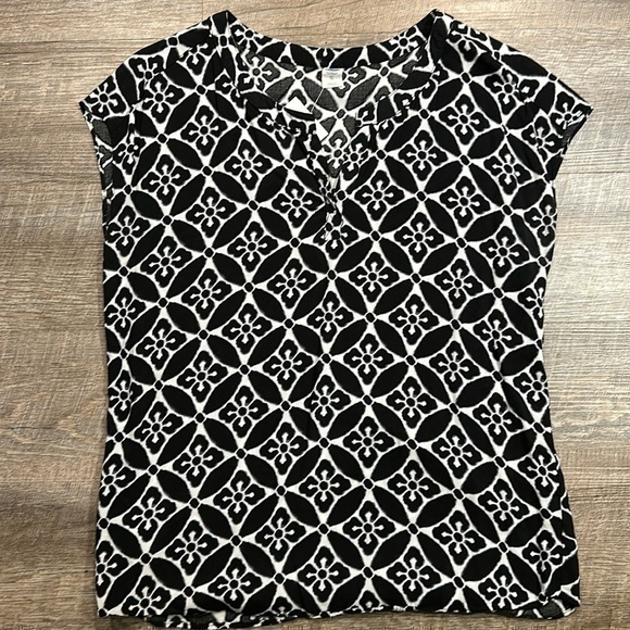 Old Navy Tops - Old Navy black and white capped sleeve blouse XS